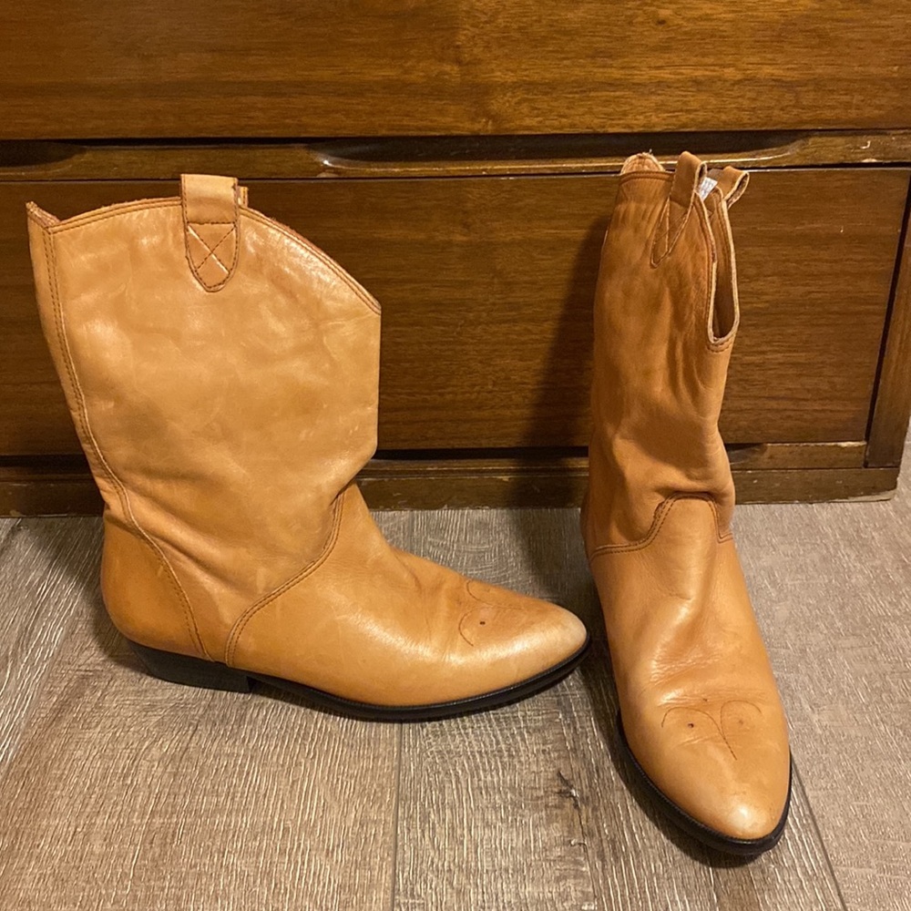 Buttery camel color leather cowboy style boots size 7.5M